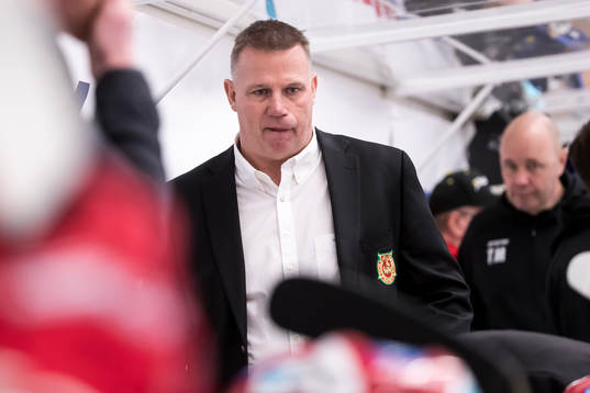 Moras tränare Mats Lusth i ishockeymatchen i direktkvalet