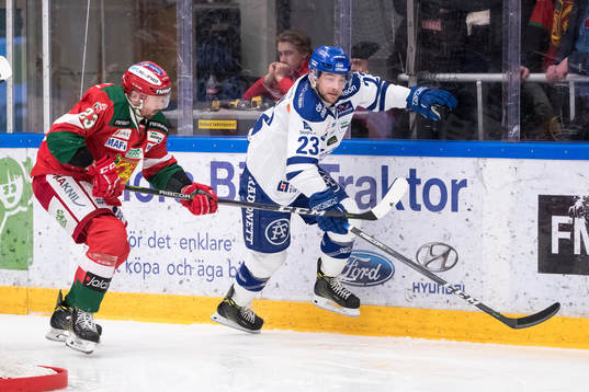 Moras Tomas Skogs och Leksands Alex Friesen  i