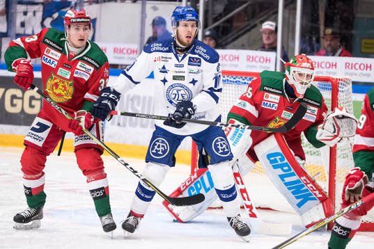 Moras Joakim Lilliehöök och Leksands Matt Carey framför