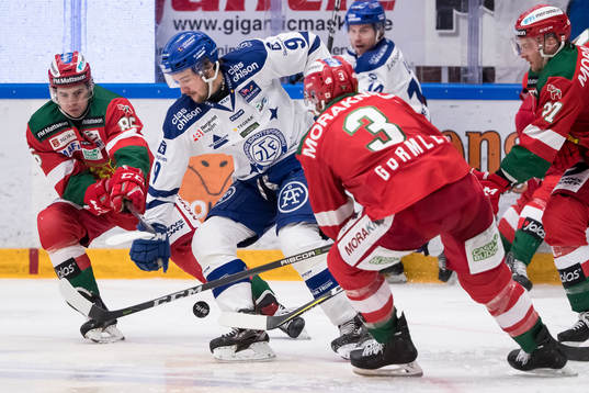 Moras Michael Haga och Leksands Emil Bemström  i