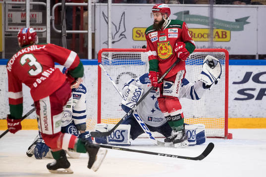 Moras Andrew Rowe framför Leksands målvakt Tex