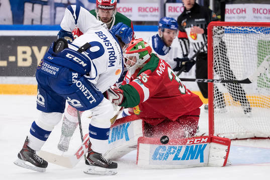 Leksands Emil Bemström framför Moras målvakt Christian