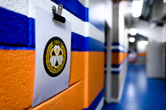 Brynäs klubbmärke på en lapp i spelargången före