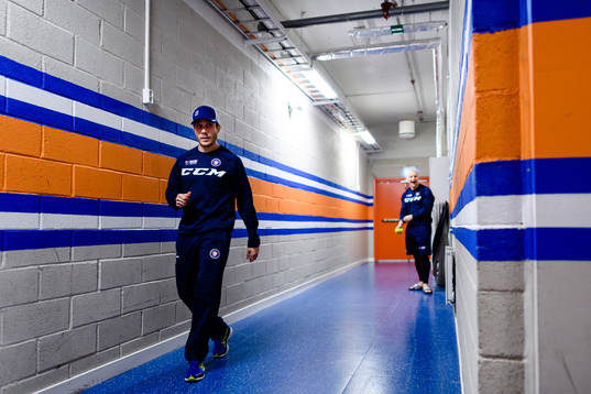Växjös Andy Miele värmer upp före kvartsfinal 5 i