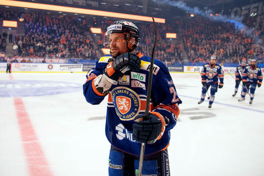 Växjös Janne Pesonen jublar
