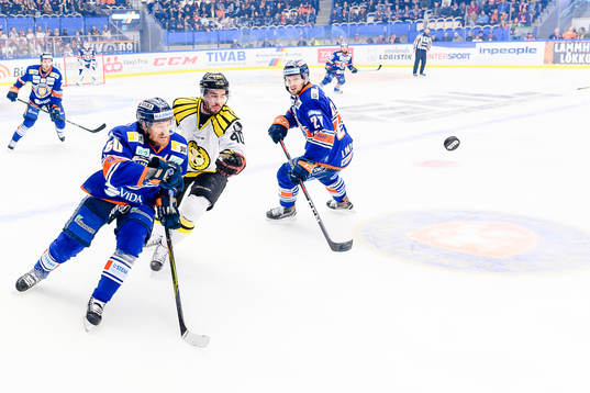Brynäs Jesper Jensen mellan Växjös Erik Josefsson och