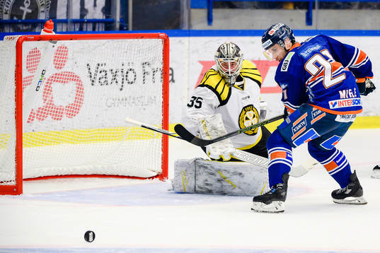 Växjös Andy Miele oroar framför Brynäs målvakt David