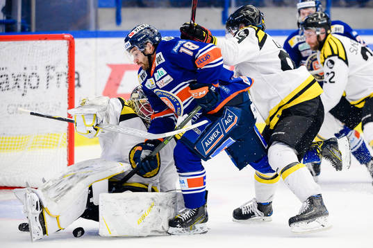 Växjös Andrew Calof drar framför Brynäs målvakt David