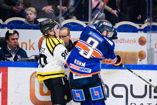 Växjös Oliver Bohm tacklar Brynäs Jesper Boqvist