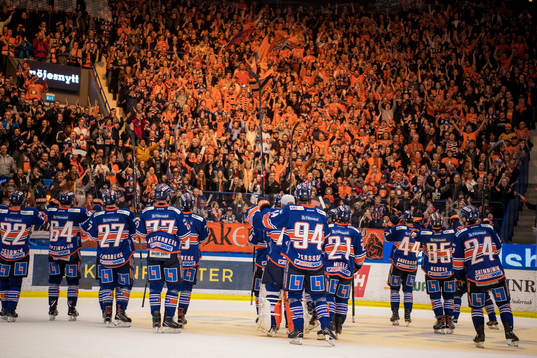 Växjös spelare jublar med fansen