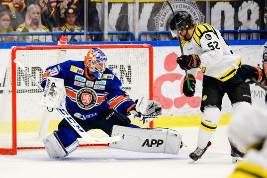 Växjös målvakt Viktor Fasth plockar ett skott