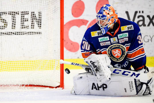 Växjös målvakt Viktor Fasth fokuserar på pucken