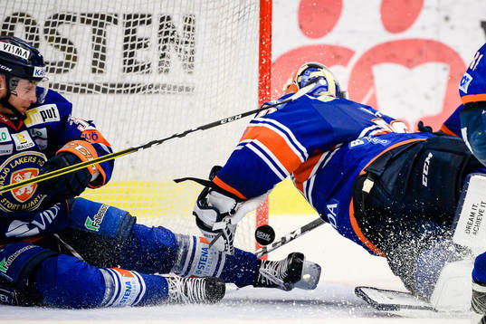 Växjös målvakt Viktor Fasth slänger sig