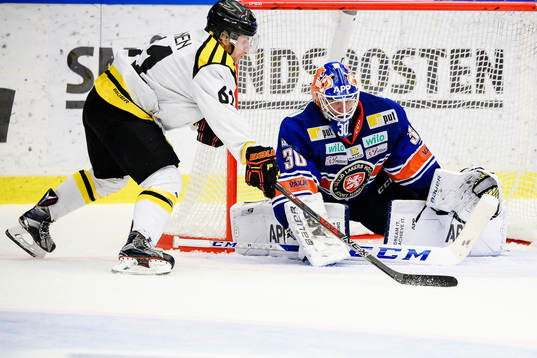 Brynäs Juuso Ikonen oroar framför Växjös målvakt