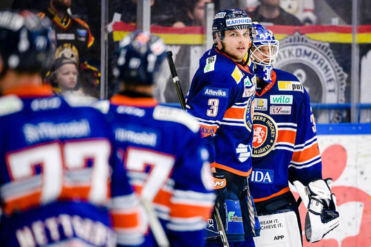 Växjös Oliver Bohm och målvakt Viktor Fasth jublar