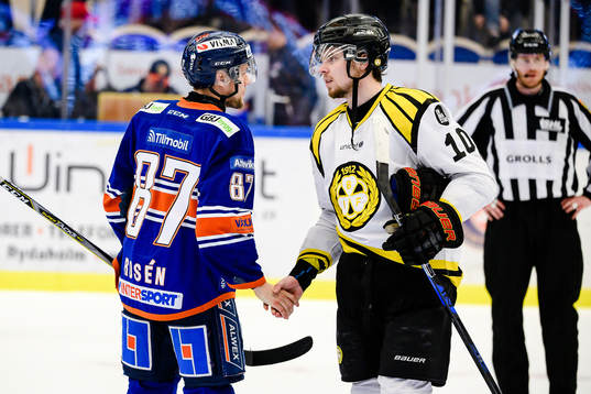 Växjös Robert Rosén och Brynäs Marcus Ersson tackar