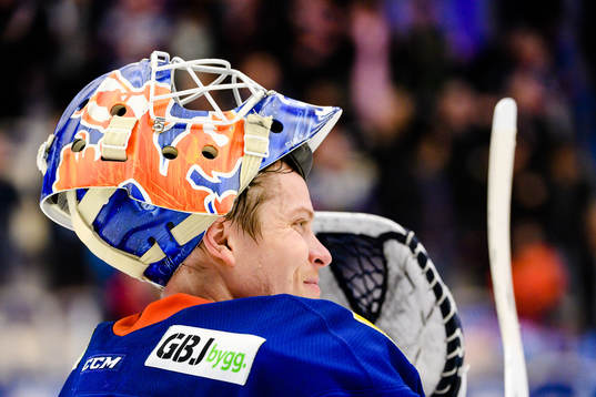 Växjös målvakt Viktor Fasth jublar