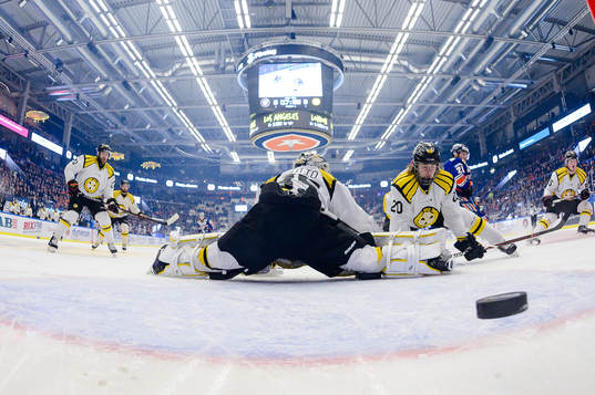 Växjös Andy Miele gör mål 1-0 bakom Brynäs målvakt