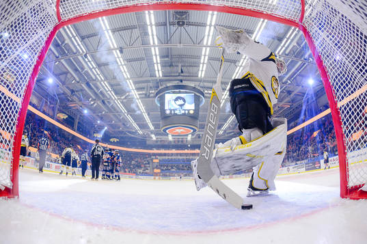 Brynäs målvakt David Rautio deppar och plockar pucken ur