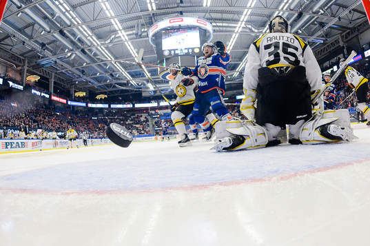 Växjös Liam Reddox (ej i bild) gör mål 3-0. Växjös