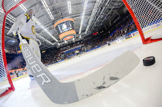 Brynäs målvakt David Rautio plockar pucken ur målet och