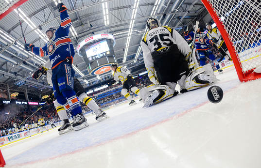 Växjös Liam Reddox (ej i bild) gör mål 3-0. Växjös