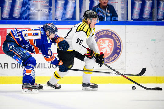 Brynäs Jesper Boqvist jagas av Växjös Elias Pettersson