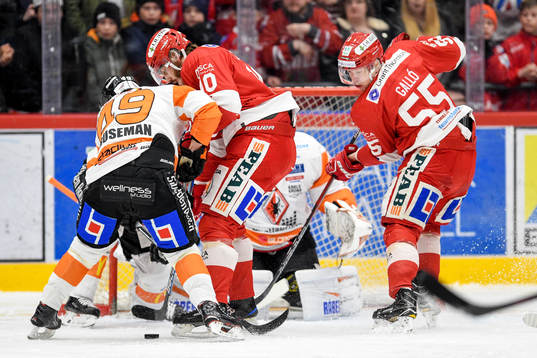 Timrås Johan Persson och Vilmos Gallo framför Karlskronas