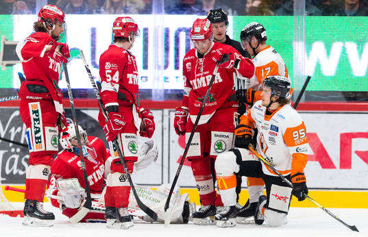 Karlskronas Carl Persson framför Timrås mål med Timrås