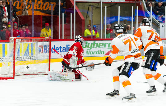 Timrås målvakt Henrik Haukeland  släpper in 0-1 målet