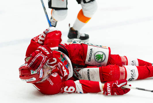 Timrås Hampus Larsson tacklas omkull