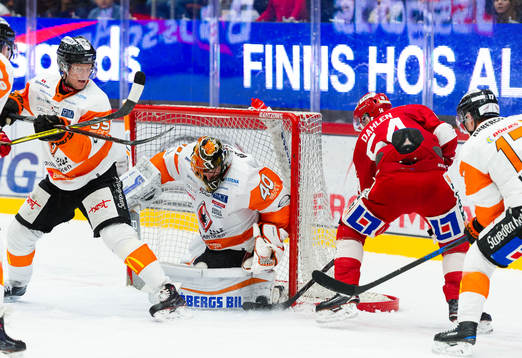 Karlskronas målvakt Johan Holmqvist räddar skott från