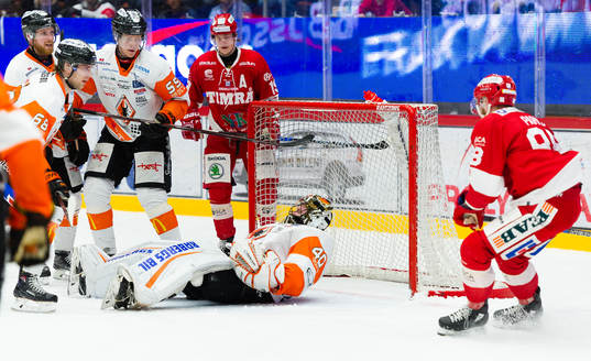 Karlskronas målvakt Johan Holmqvist räddar