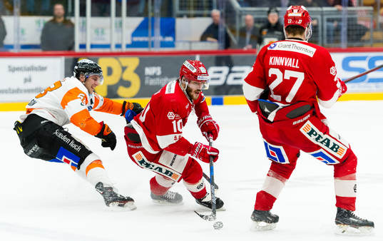 Timrås Johan Persson jagas av Karlskronas Daniel Gunnarsson