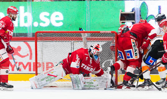 Timrås målvakt Henrik Haukeland räddar