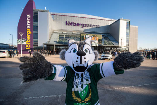 Färjestads maskot Ture Varg framför Löfbergs Arena