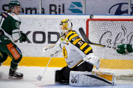 Färjestads Joakim Nygård och Skellefteås målvakt Joni