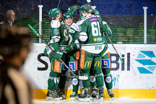 Färjestads Michael Lindqvist jublar med lagkamrater