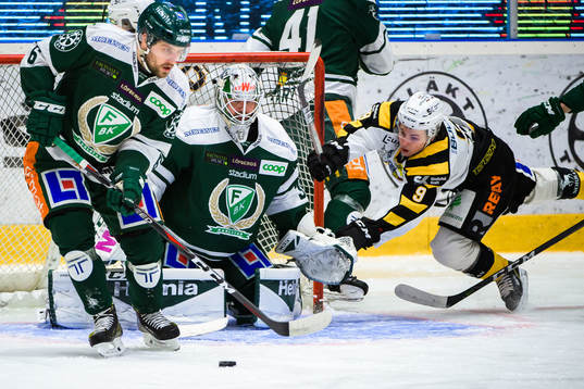 Färjestads Mikael Wikstrand, målvakt Lars Haugen och