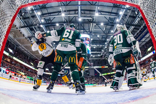 Skellefteås Linus Lindström och Färjestads Johan Ryno i