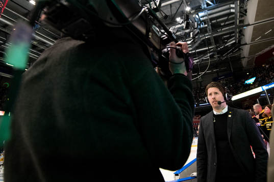 Skellefteås tränare Stefan Klockare blir intervjuad av C
