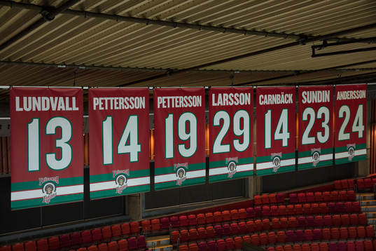 Pensionerade tröjnummer i taket på Scandinavium