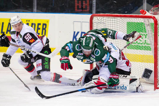 Frölundas Jan Mursak åker in i Malmö Redhawks målvakt
