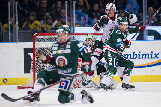 Frölundas Max Friberg täcker skott framför Frölundas