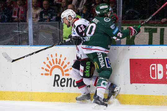Frölundas Joel Lundqvist tacklar Malmö Redhawks Niklas