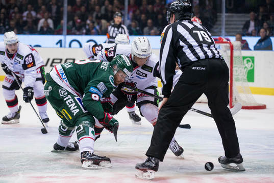 Frölundas Jan Mursak tekar mot Malmö Redhawks Christoffer