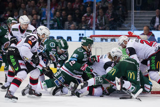 Stökigt framför Malmö Redhawks målvakt Jonas Gunnarsson