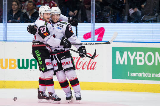 Malmö Redhawks Axel Wemmenborn jublar ihop med Christoffer