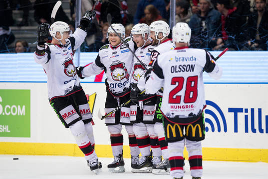 Malmö Redhawks Axel Wemmenborn jublar med lagkamrater