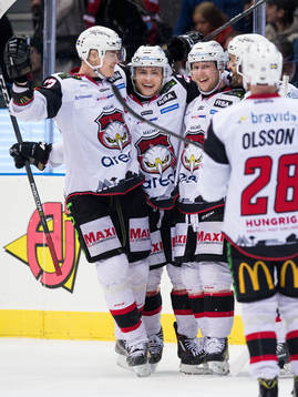 Malmö Redhawks Axel Wemmenborn jublar med lagkamrater